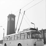 837394 Afbeelding van een trolleybus op het Stationsplein te Nijmegen.